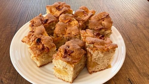 FOTO | Cum faci cea mai simplă prăjitură cu măr / Perfectă lângă un ceai sau cafea la micul dejun, sau ca desert, la orice oră a zilei