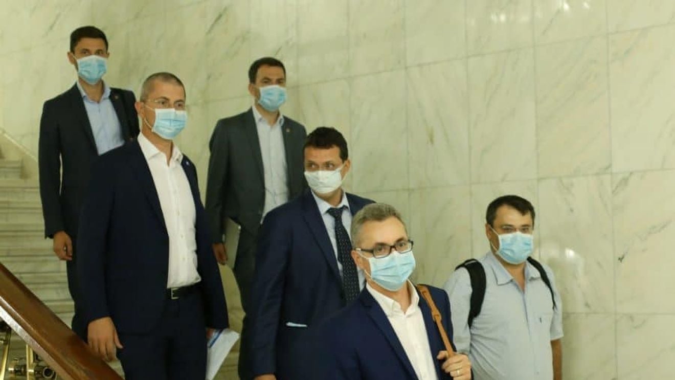 Protest inedit al deputaților USR: Au intrat în sala de plen cu măști pe față, în semn de solidaritate cu protestatarii gazați pe 10 august