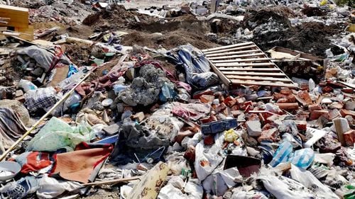 VIDEO Depozite ilegale de deșeuri funcționează în inima Bucureștiului, la câțiva metri de zona locuită de sute de familii cu copii