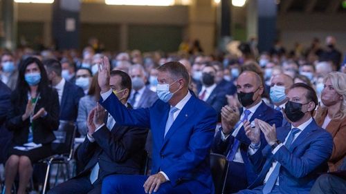 Surse: Președintele Iohannis le-a cerut liderilor liberali să nu cedeze postul de premier. El a spus că va face consultări la Cotroceni după ce partidele vor găsi o soluție de coaliție