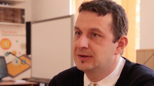 Școala online, exemplu de practică. Ciprian Ittu, profesor de matematică și TIC: Nu este un șoc că facem teme online, este ce făceam și înainte de epidemia de coronavirus / Plus: cum folosește cu elevii platforma Digitaliada