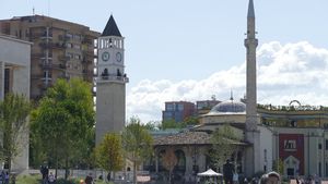 Ryanair lansează curse aeriene spre Albania din România / ”Tirana oferă destule de făcut chiar şi în timpul unui scurt city-break sau a unei vacanţe lungi în care să evadaţi într-o destinaţie nouă”