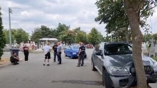 VIDEO Un BMW X6, făcut praf în cimitirul Petru și Pavel din Iași / Bolidul a dărâmat două cavouri și s-a înfipt într-un copac