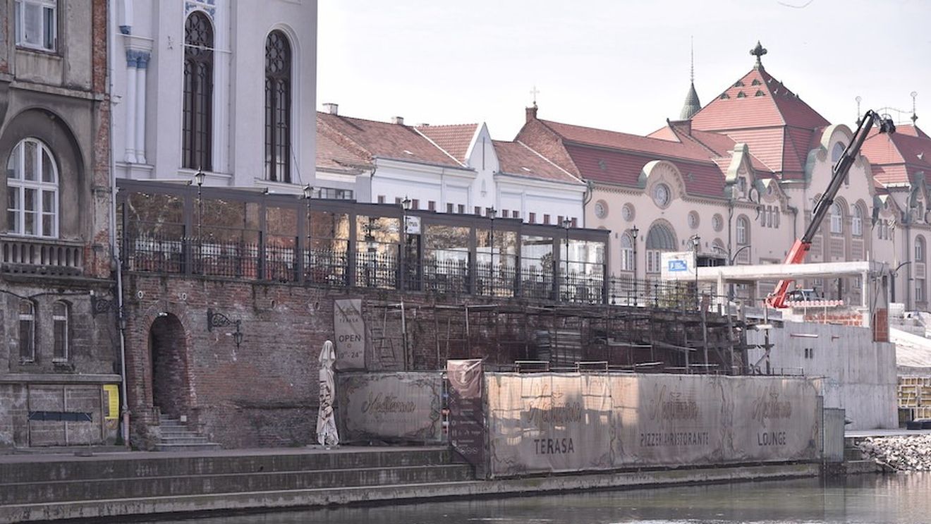 Primăria Oradea a deschis proces împotriva cunoscutului afacerist Ludescher Csaba, care a amenajat ilegal o terasă în curtea Sinagogii Sion