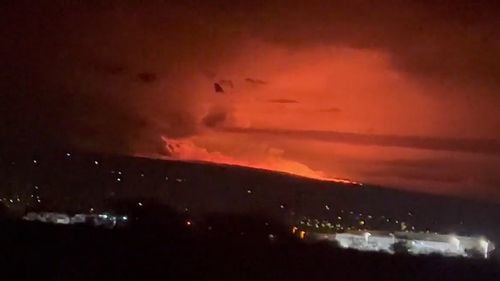Mauna Loa, cel mai mare vulcan activ din lume, a început să erupă