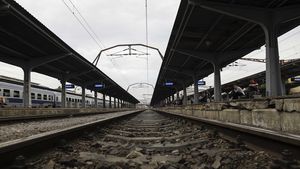 Circulaţie feroviară oprită între staţiile Valea Lungă (Alba) şi Copşa Mică (Sibiu), în urma unei viituri puternice / Trei trenuri, oprite în cele două staţii