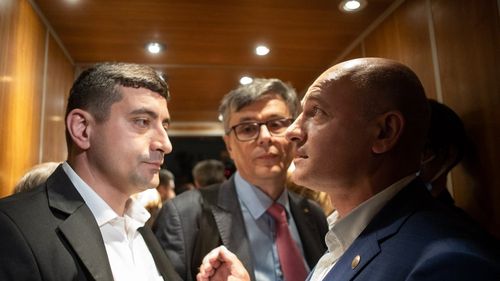 Ministrul Virgil Popescu anunță că îl dă în judecată din nou pe George Simion (AUR) / ”Campania de hărţuire la adresa mea nu mă intimidează!” / Simion l-a făcut hoț pe ministru, pe aeroportul din Viena