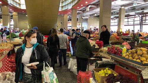 GALERIE FOTO Vremea e frumoasă în București, iar mulți oameni au ieșit în parcuri, la plimbare sau la piață, ignorând avertismentele de a sta în casă din cauza epidemiei de coronavirus