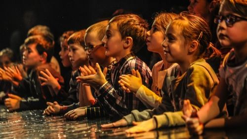 Educația și teatrul: Copiii bruscați de educatoare să facă liniște în sală nu pot răspunde creativ în relație cu actorii – Adrian Tibu, Festivalul Tânăr de la Sibiu