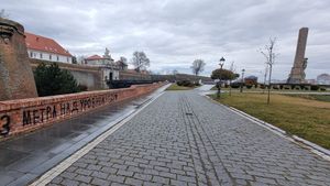 Zidurile Cetății din Alba Iulia, vandalizate cu o declarație de dragoste scrisă în rusă / Este scris numele unui film spaniol, ”Trei metri deasupra cerului”