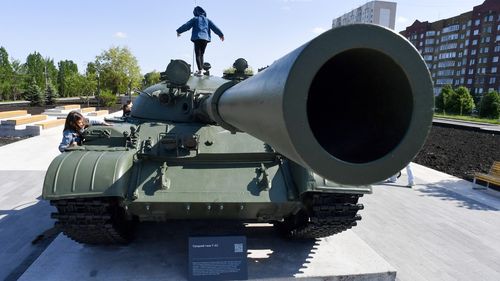Primul tanc din lume produs în masă cu țeavă lisă, serviciu dezastruos în Ucraina: 300 de unități confirmate ca distruse / Faimosul T-62 își încheie cariera într-un mod nefast