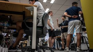 Autoritățile din Tokyo încurajează bărbații să poarte pantaloni scurți la birou pentru a reduce consumul de energie