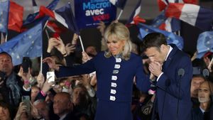 Brigitte Macron, criticată de parlamentarii de stânga pentru că susține uniformele, ”o propunere retrogradă” a extremiștilor de dreapta/ Prima doamnă a Franței: ”Şterge diferenţele, economiseşte timp”