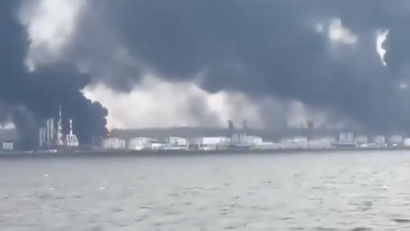 Cumpărătorii de petrol rusesc au fost avertizați cu privire la o posibilă situație de forță majoră din cauza atacurilor cu drone din regiunea Leningrad / Cel puțin 40% din capacitatea de export de petrol a Rusiei a fost suspendată