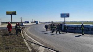 O cisternă încărcată cu motorină s-a răsturnat la marginea Ploieștiului, la intrare pe DN1/ Traficul a fost restricționat, șoferul a fost transportat la spital