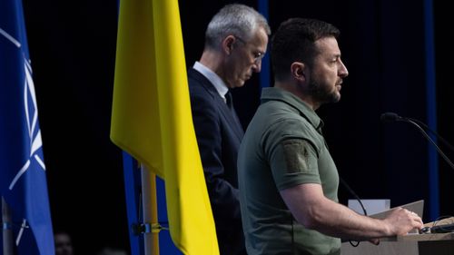 Încrederea Ucrainei în aliaţii NATO a fost afectată de eşecurile în livrarea de arme, afirmă Jens Stoltenberg. El sugerează ca NATO să preia de la SUA coordonarea ajutorului militar