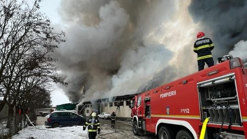 UPDATE Mureș: Avertizare prin RO-ALERT pentru populația din zona depozitelor cuprinse de incendiu