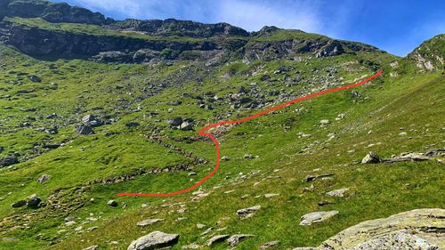 Imaginea zilei: ”Autostrada” turiștilor pe munte/ Salvamont Sibiu: ”Nu au toți un minim de echipament. Trebuie să aibă măcar adidași, ca să nu zic bocanci speciali”