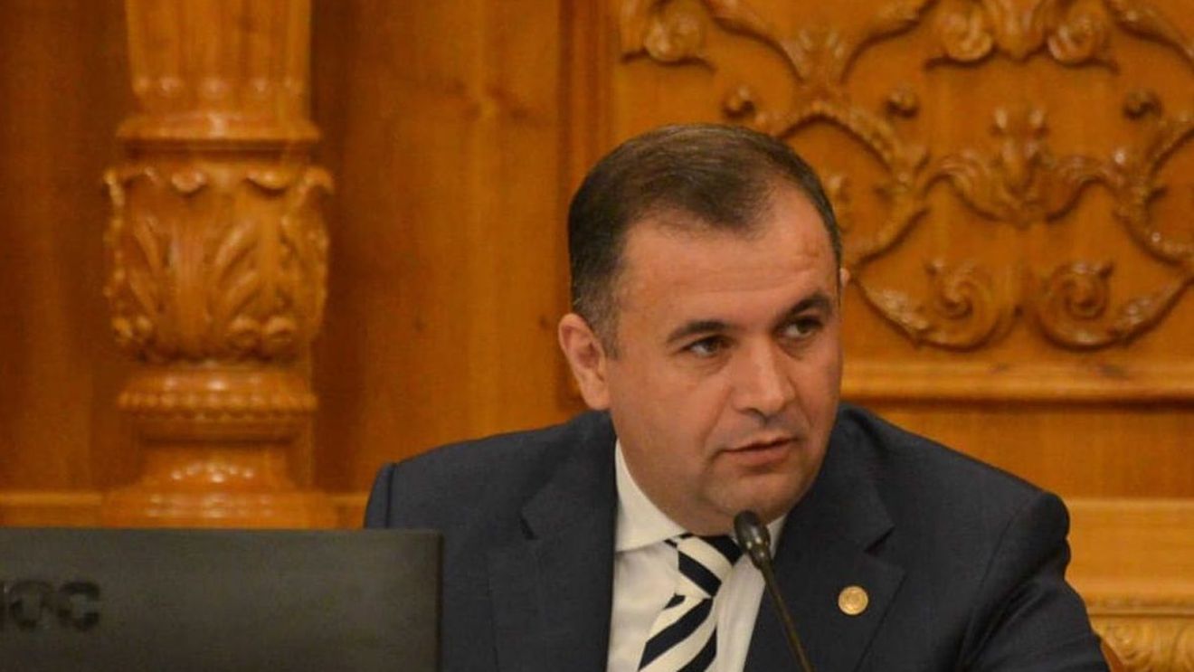 Derapaj: Deputatul PSD, Nicușor Halici, conflict în direct cu moderatoarea de la Realitatea PLUS. „Sunteți plătită de Orban. 350 de milioane ce sunt, doamnă?” Alexandra Păcuraru l-a trimis pe Halici să vorbească la veceul din curte, ceea ce-i spune statul paralel
