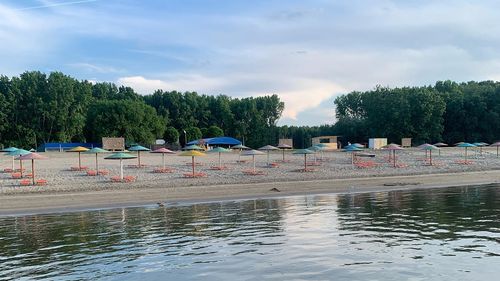 S-a deschis Plaja Mare din Călărași/ Turiștii se pot caza în corturi sau în căsuțe de lemn decorate home made