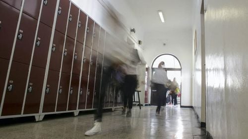 Trei eleve din București au ajuns la spital după ce au acuzat stări de rău/ BCCO investighează cazul/ Fetele ar fi împărțit o țigară cu substanțe interzise (surse)