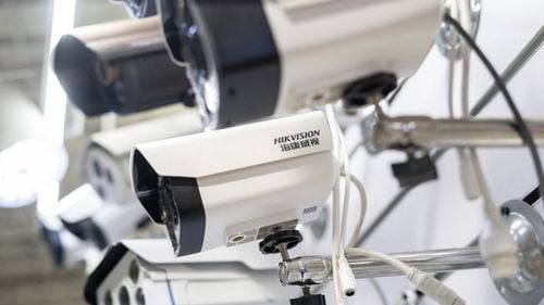 Școlile pot decide cu acordul majorității simple a părinților, dar și a angajaților să instaleze sisteme de supraveghere audio-video