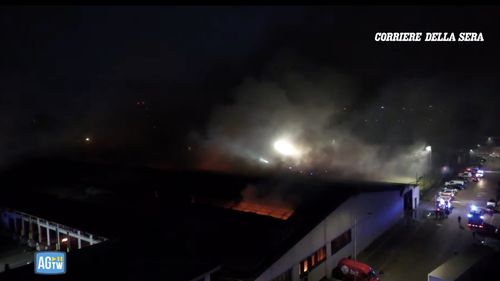 Incendiu uriaș în Milano / Au ars depozitele companiei de curierat Bartolini / Explozii urmate de un nor sufocant de fum, pe o caniculă infernală