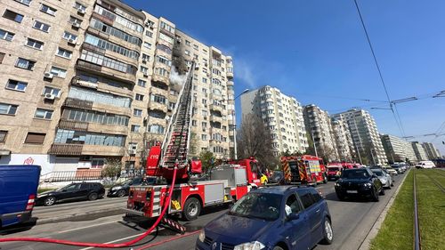 UPDATE Incendiu puternic la un apartament din Șoseaua Pantelimon / 20 de persoane au fost evacuate, iar 3 au avut nevoie de ajutor medical