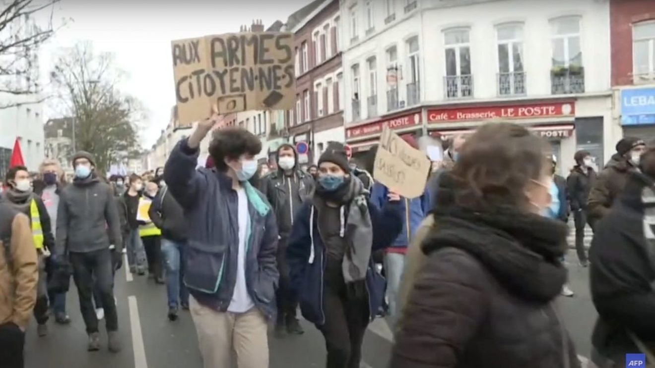 VIDEO Mii de oameni au protestat din nou în Franța împotriva legii securității globale / Zeci de manifestanți au fost reținuți de poliție