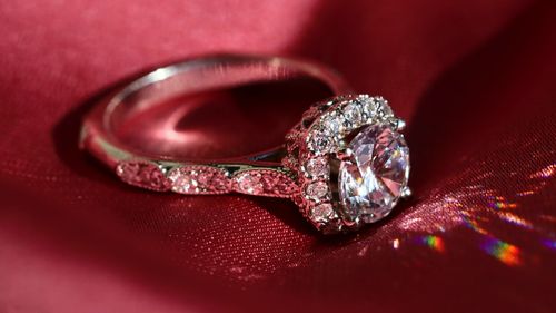 Jaful secolului în Barcelona: Doi ruși au rămas fără bijuterii și ceasuri de 8,5 milioane de euro pe aeroportul din Barcelona/ Un singur inel valora 4,5 milioane de euro/ Doi suspecți au fost arestați