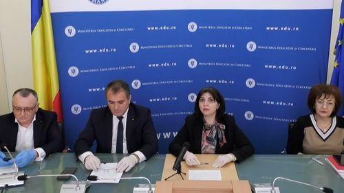 Iresponsabilitate la nivel înalt. Conferinţa de la ministerul Educaţiei, fără distanţare socială corectă, patru oficiali înghesuiţi la aceeaşi masă şi acelaşi microfon plimbat la toţi vorbitorii