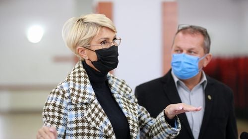 Raluca Turcan compară creșterea pensiilor promisă de PSD cu metoda Accidentul: ”Modalități frecvent utilizate pentru escrocarea pensionarilor/ Sunteți la guvernare! Veniți cu măsura! Parlamentul așteaptă”