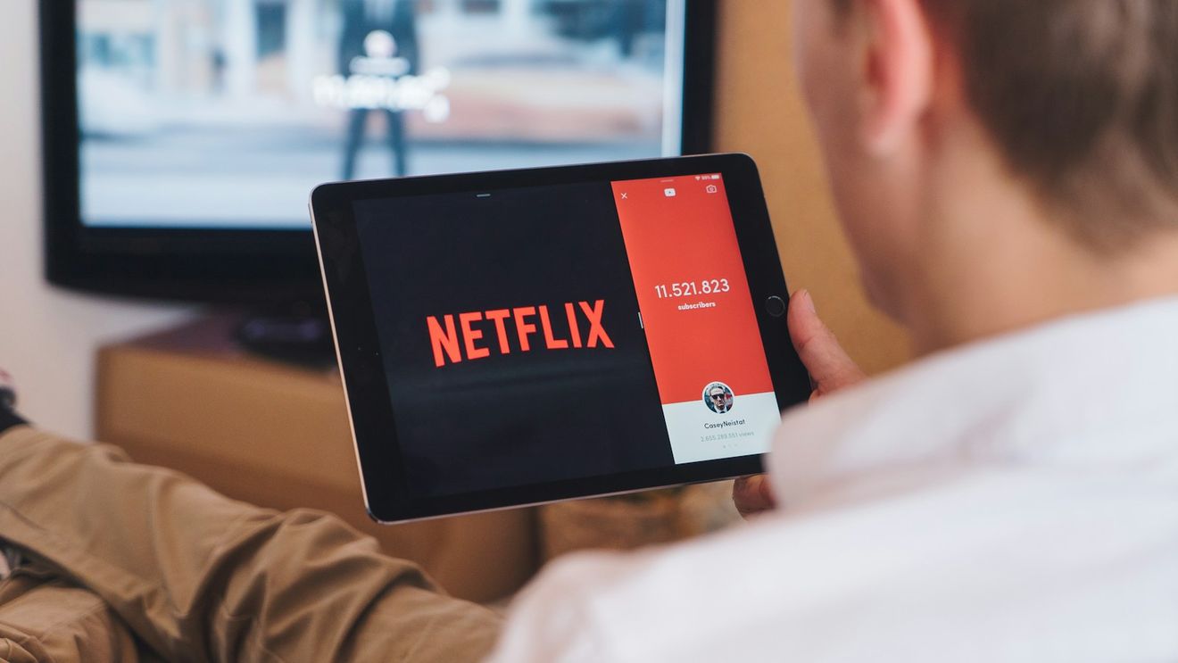 Schimbare pe Netflix: vei putea vedea pe verticală clipuri din filme și seriale