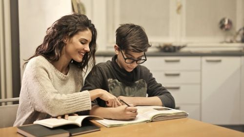 Ministrul Educaţiei, întrebat ce se poate face dacă elevii primesc prea multe teme: ”Sesizaţi celor care vă răspund - dirigintelui, directorului de şcoală / Dacă nu primiţi răspuns, mergeţi în zona Inspectoratului, până să ajungeţi la minister”