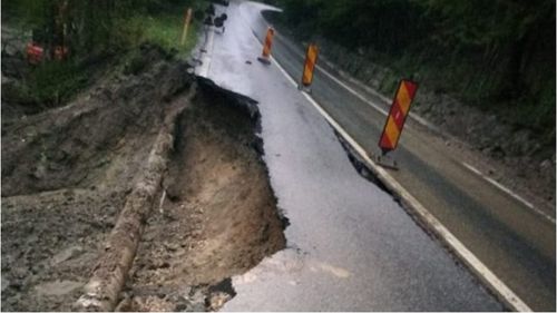 Drum național din Apuseni, surpat în urma ploilor. Traficul este restricționat pe un sens de circulație