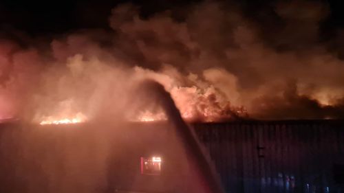 VIDEO Incendiu puternic la o fabrică de mezeluri din Mizil/ Doi pompieri au suferit arsuri și au fost transportați la spital