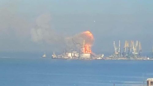 UPDATE VIDEO Portul din Berdiansk, în flăcări / Ucrainenii susțin că au distrus nava rusească de desant Orsk