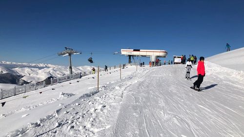 Drumul care face legătura între staţiunea Sinaia şi Cota 1400 din Munţii Bucegi, înzăpezit, a fost din nou închis