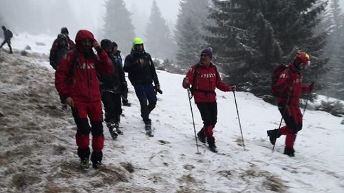 Zece salvamontiști intervin pentru a salva un schior accidentat într-o zonă foarte periculoasă din cauza riscului mare de avalanșă