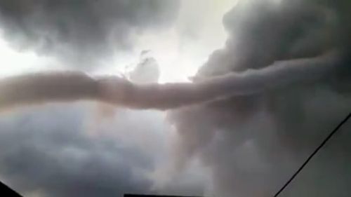 VIDEO Tornadă surprinsă duminică de locuitorii din Craiova: "La noi nu era așa ceva"