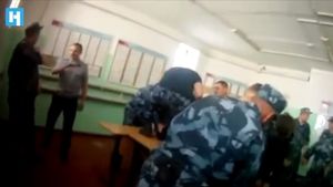 VIDEO Cum este bătut un deținut în Rusia / Avocata care a filmat agresiunea a fugit din țară