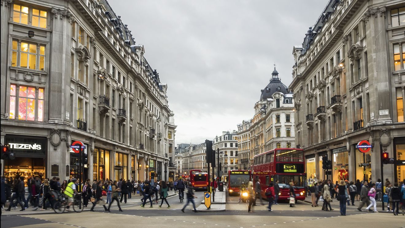 Retailul britanic în 2025: Loialitatea, AI-ul și experiența în prim-plan