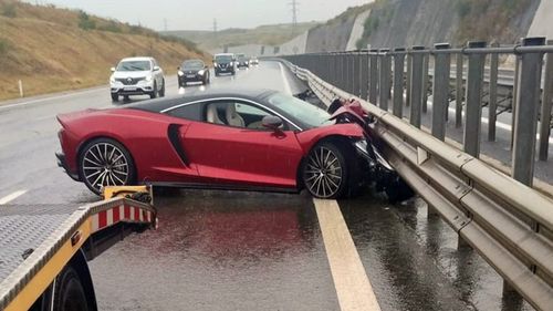 Un McLaren de 200.000 de euro a zburat în parapet pe autostrada Transilvania. Șoferul a scăpat cu viață/ SURSE Avea permisul suspendat, prins acum cinci zile cu 201 km/h