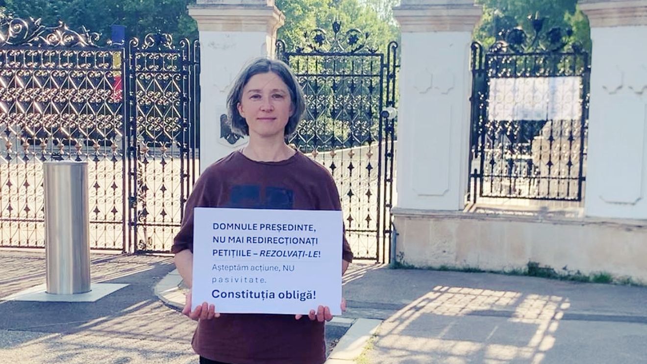 Protest al unui părinte la Palatul Cotroceni. Mama care a făcut greva foamei în fața Ministerului Educației cere Președintelui Nicușor Dan să intervină pentru pentru corectarea unei ilegalități sistemice la Bacalaureat