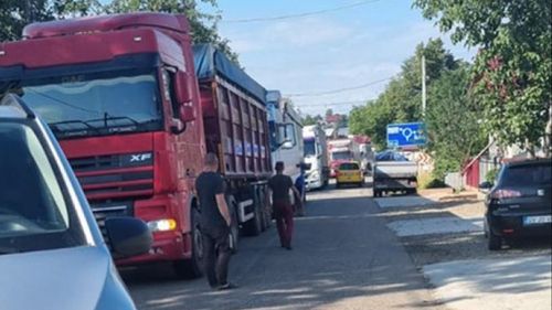 Drum din Suceava, blocat timp de jumătate de oră de sătenii nemulțumiți de traficul auto cu tiruri din Ucraina / ”Se strică drumurile, nu mai suntem în siguranță”