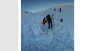 VIDEO Avalanșă filmată în Bucegi / Doi schiori au fost surprinși de zăpadă, iar unul a fost parțial îngropat