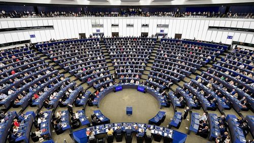Parlamentul European votează marți o rezoluție prin care cere sancțiuni aspre împotriva Moscovei: limitarea importurilor de petrol și gaze din Rusia, blocarea tuturor băncilor rusești, interzicerea navelor ruse în porturile UE