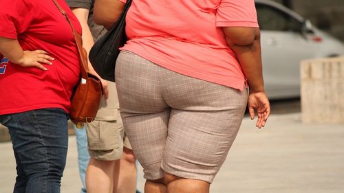 Medic: Efectele obezităţii încep de la coloana vertebrală, bazin, şolduri, genunchi, glezne, toate sunt afectate de excesul de greutate / E ca şi când tu ai fi un excursionist cu o greutate normală, dar mai pui vreo 20-30 de kg şi mergi cu ele în spate