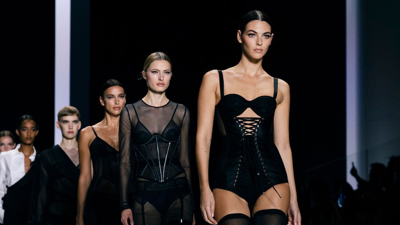 VIDEO Săptămâna Modei de la Milano: Creaţiile vestimentare în alb şi negru au dominat colecţia Dolce & Gabbana  