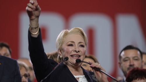 Viorica Dăncilă, flancată de Ciolacu și Stănescu la lansarea candidaturii: Victorie! Dumnezeu să ne ajute!/ Ciolacu a cerut reformă în PSD după moțiune, Stănescu e principalul rival din partid